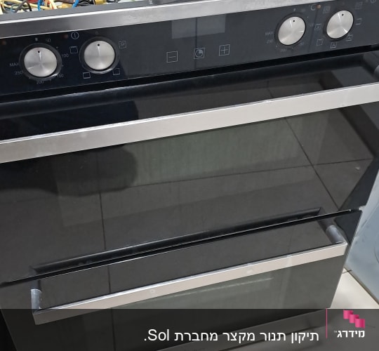 תנור חשמלי עם חוטי חשמל חשופים בחלק העליון